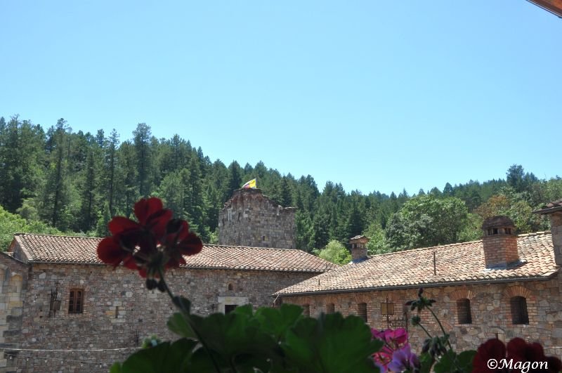 Castello Di Amorosa: каменные стены и черепица под солнцем Калифорнии
